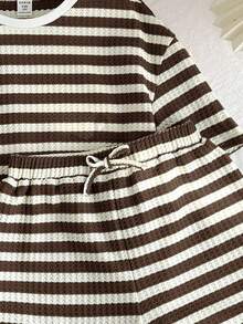 SHEIN Kids Tween Girl Brown Striped Round Neck Drop Shoulder Top And Drawstring Shorts Casual 2-Piece Set - Brown - View 4