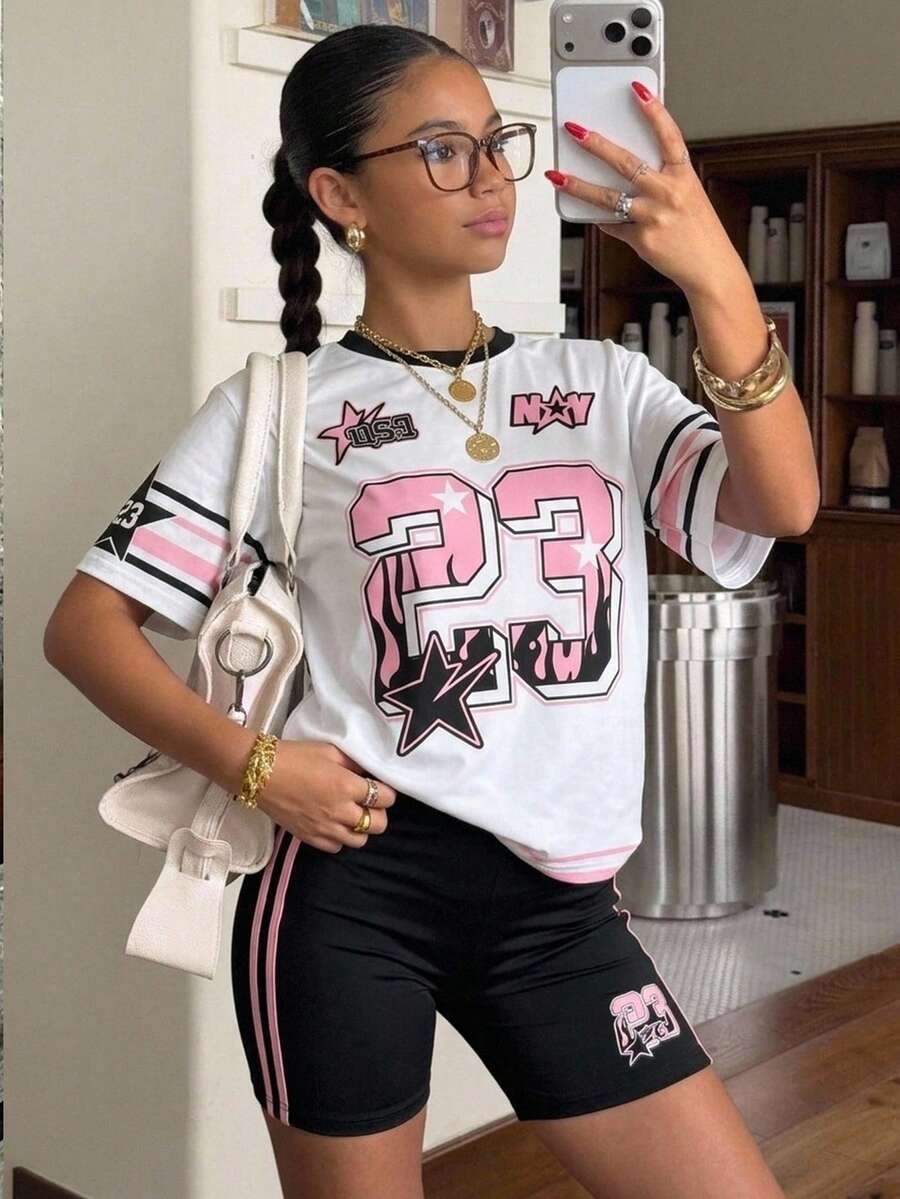 SHEIN 休閒極簡圓領T恤配23號與賽車圖案,寬鬆短袖設計 + 緊身短褲,適合出遊、街頭風與Y2K時尚夏季穿搭、音樂節穿搭、海灘穿搭、休閒套裝、度假、假期、運動服,兩件套Y2K,圖案T恤,白色上衣黑色緊身褲,鄉村風 - 白色 - 查看 1