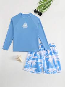 SHEIN 青少年男童泳裝，清新衝浪風，主體為柔和淺藍色，胸前印有白色椰子樹、太陽和波浪組合熱轉印圖案，圓領長袖插肩袖設計，褲子為淺藍色底色配白色椰子樹和幾何線條印花，寬鬆直筒及膝版型，2件套，時尚休閒，適合游泳、夏季度假、夏季海灘與海邊、游泳池夏季假期派對休閒度假 - 淺藍色 - 查看 3