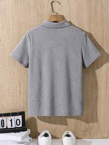 SHEIN 兒童青少年男童深藍色極簡剪影細節POLO衫 休閒學院風 舒適時尚 簡約實用百搭 柔軟面料 適合日常穿著 適合上學 適合旅行 適合返校季 適合假期派對 適合夏季海灘度假 適合夏季氛圍 適合春夏穿著 - 灰色 - 查看 2