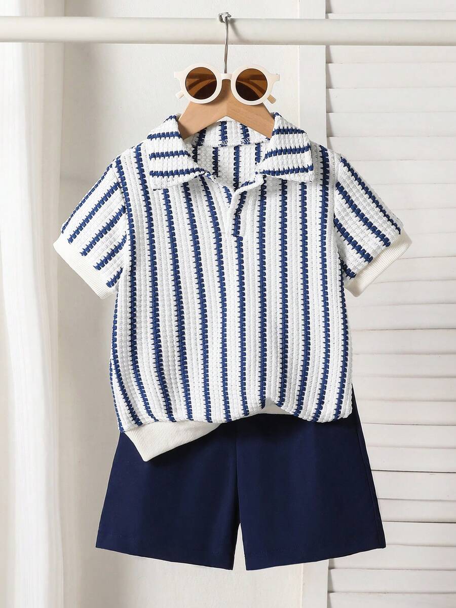 Souflis Souflis 2件組男童幼童套裝,男童套裝,夏季復古條紋紋理短袖 Polo 衫 + 休閒短褲 2 件組,上衣特點為翻領小 V 領設計,華夫格紋理針織條紋面料,復古色調並帶有內置紋理圖案;袖口帶有羅紋飾邊,下擺同樣帶有羅紋邊緣 - 藏蓝色 - 查看 1