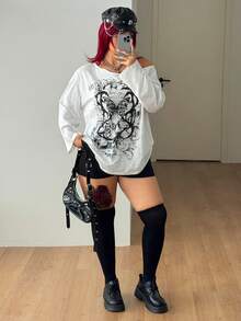 Coolane 女款大尺碼春夏哥德風 Grunge Y2K 丘比特圖案舒適不對稱領針織露肩灰色長袖T恤,X Rafael Machado Y2K 圖案T恤 - 白色 - 查看 3