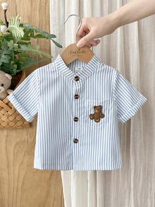SHEIN Vintaside Kids 男嬰藍白條紋3D絨毛熊裝飾襯衫，時尚休閒度假POLO領短袖上衣，適合夏季出遊 - 白色 - 查看 4