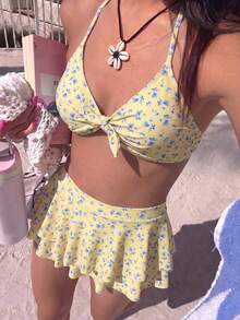 SHEIN Swim 黃色碎花掛脖綁帶比基尼，附荷葉邊裙褲下裝，2件式泳衣，適合泳池派對、海灘、夏季熱帶可愛風 - 彩色 - 查看 1