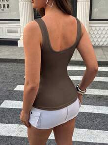 Avenya Áo tank top nữ cổ chữ U rộng đính đinh tán trang trí - Màu nâu  Mocha - Xem 2