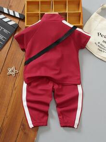 SHEIN 幼童兒童2件組POLO短袖上衣套裝，兒童服飾套裝，整體淺米色，休閒風格，半拉鍊高領設計，側面黑色條紋裝飾，附贈配套斜背小包，包包與衣服均有黑馬圖案，下身為慢跑長褲，側面同樣有黑色條紋，整體簡約時尚，適合日常穿著 - 酒紅色 - 查看 2