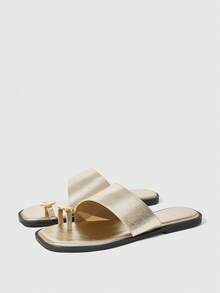 Sleekvia Sandalias planas cómodas y resistentes al desgaste, versátiles, con detalles metálicos para uso en exteriores - Dorado - Ver 4