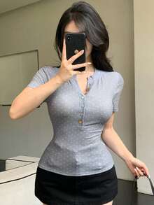 DAZY 夏季波點滿版印花灰色彩色鈕扣裝飾休閒街頭運動音樂節辣妹短袖女款T恤Y2K - 灰色 - 查看 9