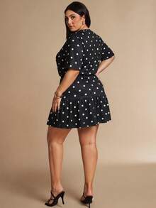 SHEIN BAE CURVE 大尺碼波點短袖前綁帶短版黑白洋裝 - 黑與白 - 查看 2