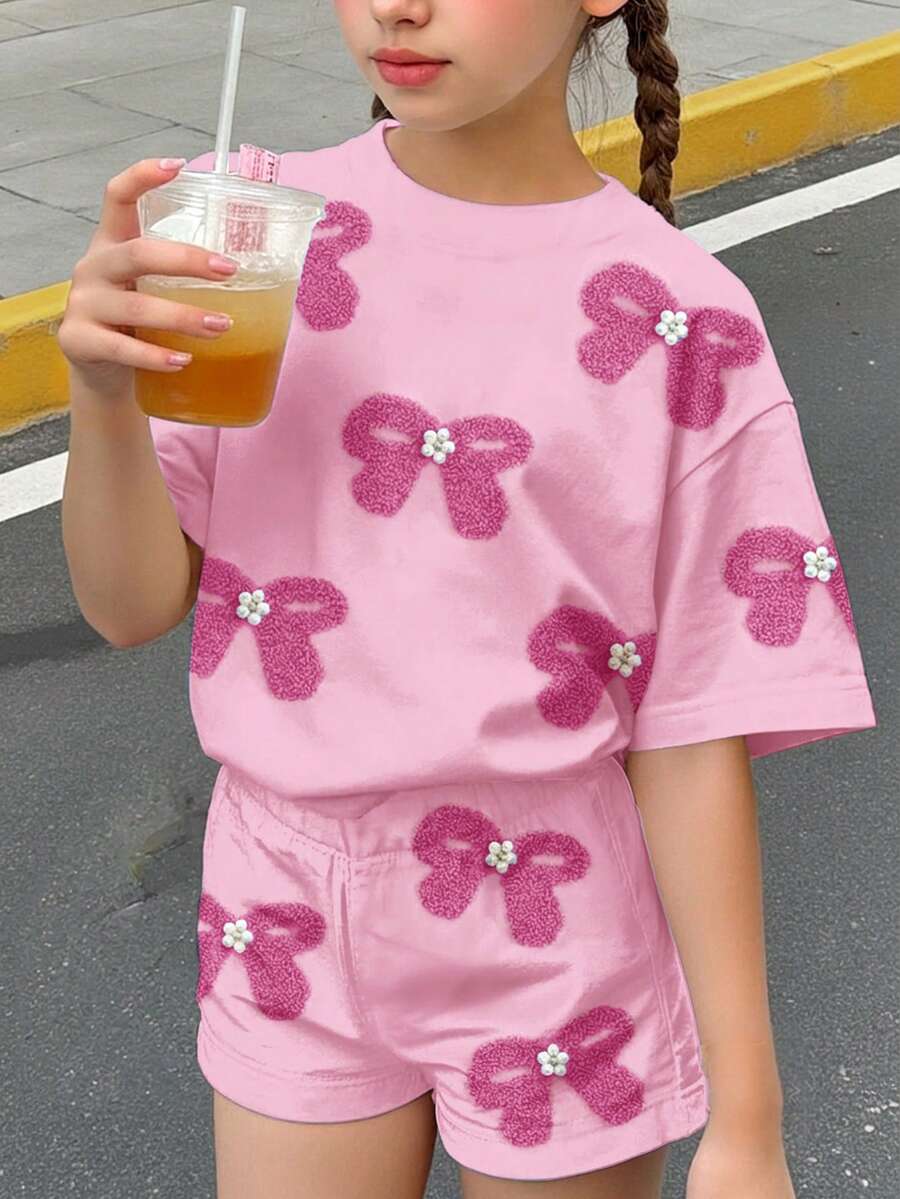柔霧粉甜美蝴蝶結與珠飾圖案,青少年女孩休閒舒適圓領短袖T恤與休閒短褲2件套,適合春夏季日常、度假、節慶、出遊,春季氛圍、夏季氛圍,春&夏 - 彩色 - 查看 1