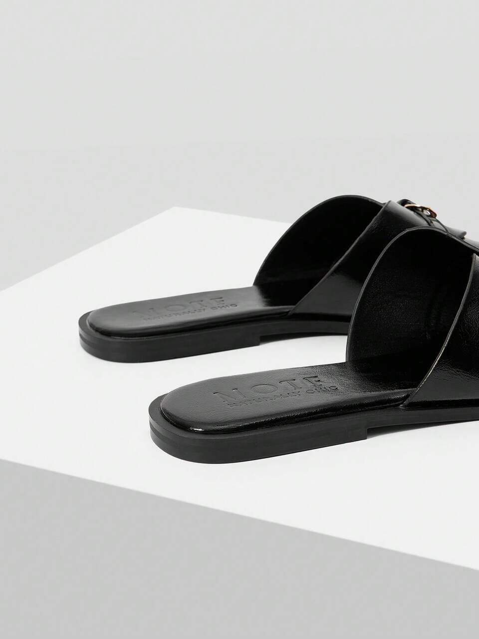 LADIES SUMMER FASHION LEISURE COMMUTER HOLIDAY STYLE METAL DECORATION FLAT BOTTOM SLIPPERS SUMMER SHOES