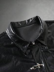 Manfinity Roghcode Men's Embossed Metal Airplane Buckle Short Sleeve Pocket Shirt, Ceremony - Black - View 3