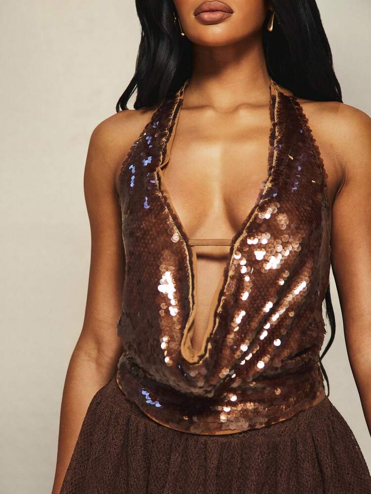 MISSGUIDED Top X Carli Bybel com Lantejoulas, Decote Halter e Gola Cowl, Sem Mangas, Costas Abertas, Decote Drapeado, Brilhante Metálico Bronze, Glamour para Festa, Balada e Ocasiões Noturnas