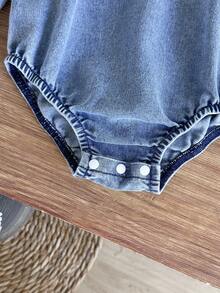SHEIN 1件女嬰春秋法式田園風牛仔連身衣，水洗藍牛仔布料搭配鏤空刺繡白色蕾絲大領，半開襟鈕扣 + 苞袖袖口，按扣褲襠設計，復古甜美風，百搭時尚女嬰服飾，適合日常外出與周歲生日拍照 - 藍色 - 查看 6
