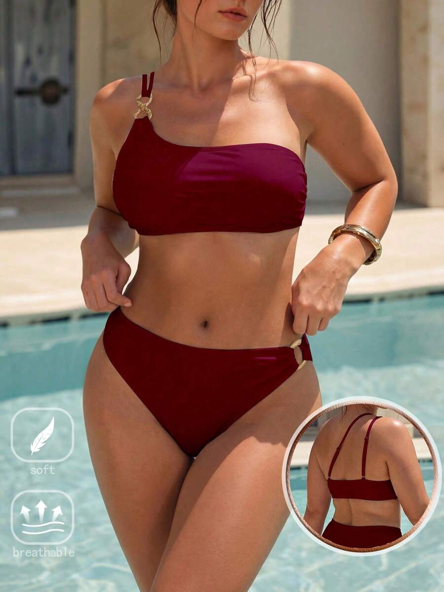 Swim Chiccia 大尺碼女款素色單肩金屬飾邊細肩帶上衣與素色側邊金屬飾邊比基尼泳褲 優雅極簡 2 件式泳衣 - 酒紅色 - 查看 1