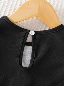SHEIN Playful Pals 2件組女嬰可愛Y2K波點蝴蝶結荷葉袖軟綿套裝，背心上衣搭配寬腿褲，夏季度假海灘穿搭 - 黑與白 - 查看 3