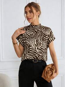 SHEIN Essnce Kemeja Wanita Kerah Tegak Kecil Motif Zebra Cokelat Cocok untuk Pakaian Sehari-hari, Hari Guru, Kantor, Musim Panas, dan Elegan - Coklat - View 3