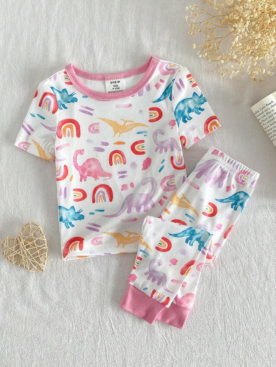 Set Pakaian Santai Bayi Perempuan Lucu dan Ceria dengan Motif Awan Pelangi dan Dinosaurus Berwarna-warni di Seluruh Permukaan, Atasan Lengan Pendek Leher Bulat Pink dengan Tali Serut dan Celana Panjang, Nyaman, Pas di Badan, Terbuat dari Kain Bergaris Elastis Tinggi. - Berwarna merah muda - View 1