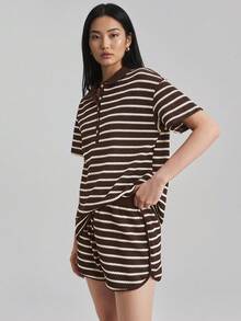 Ontre 2026 SS 新款女裝兩件套，條紋 Polo 領短袖上衣與口袋短褲，適合休閒、商務、度假、海灘、音樂節、生日派對、通勤、都市時尚穿搭 - 巧克力棕 - 查看 1