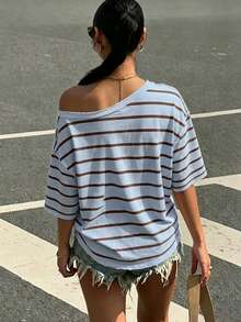 SHEIN EZwear 休閒極簡運動街頭百搭派對聚會機場，藍棕條紋學院風印花圖案T恤，音樂節，夏季，不對稱肩落肩短袖寬鬆女款T恤 - 彩色 - 查看 2