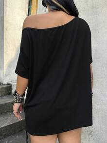 Whyspr Plus Size Black American Retro Dark Style Asymmetric Shoulder Print Lace-Up Deep V-Neck T-Shirt, Hot Girl Loose Slimming Mid-Length Top With Print And Eyelet Webbing Decor, Plus Size Asymmetric Shoulder Short Sleeve T-Shirt, Street Dark Style Plus Size Black Summer Short Sleeve Top - Black - View 2