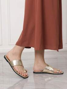 Sleekvia Sandalias planas cómodas y resistentes al desgaste, versátiles, con detalles metálicos para uso en exteriores - Dorado - Ver 9