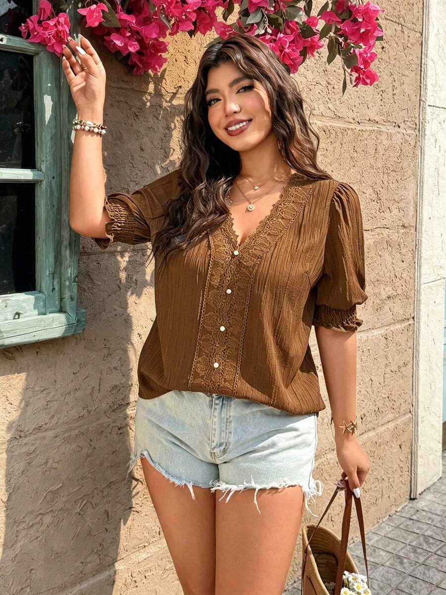 Breezaya Blusa casual elegante y versátil de mujer talla grande con cuello en V, ribete de encaje, botones y manga corta - Marrón - Ver 1