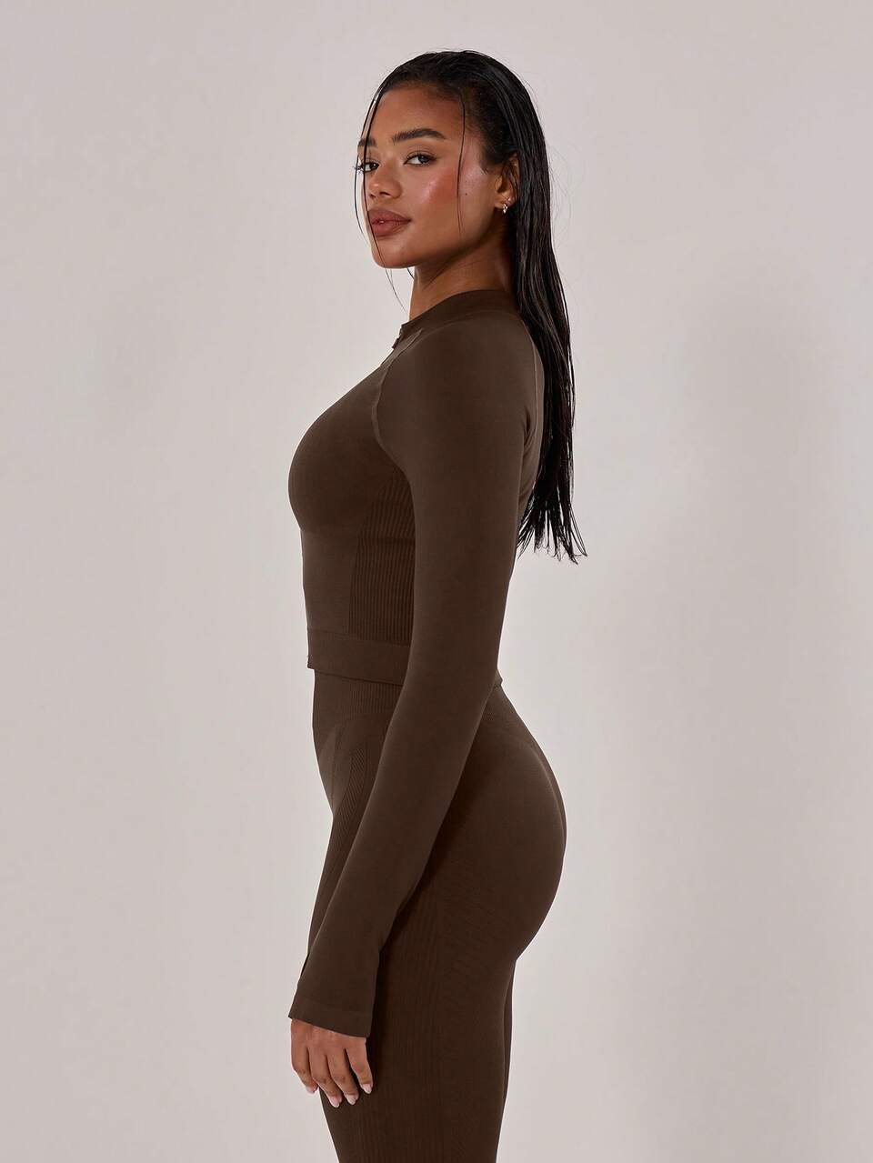 Giacca sportiva crop con zip marrone cioccolato con cuciture a vista