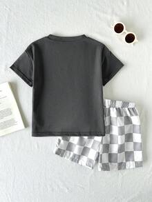 SHEIN Playful Pals 2件組男孩休閒時尚舒適圖案印花圓領落肩上衣與格紋印花短褲，適合春夏、戶外玩耍、日常穿著，柔軟夏季套裝，度假穿搭 - 深灰色 - 查看 2