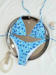 Swim Vcay 2026春夏三角杯藍色碎花印花高彈性金屬花飾高衩比基尼女款，性感可愛活力風，適合度假、泳池與海灘 - 藍色 - 查看 2