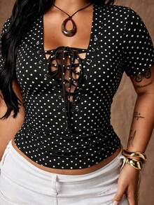 Rustia Camiseta de cuello en V estilo oscuro talla grande con decoración de tiras tejidas - Negro - Ver 1