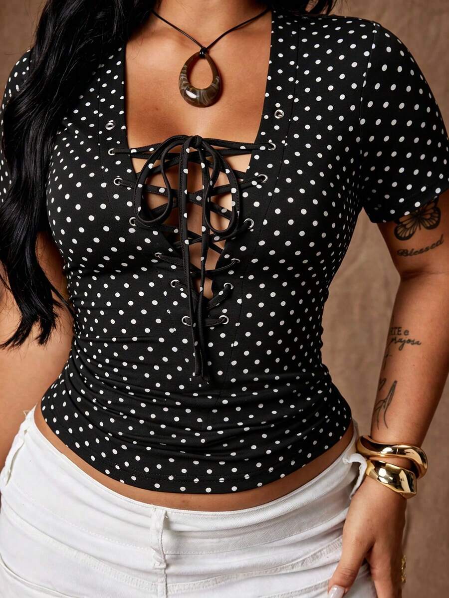 Rustia Camiseta de cuello en V estilo oscuro talla grande con decoración de tiras tejidas - Negro - Ver 1