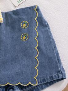 SHEIN Sparklyn Tween女孩夏季新款休閒甜美可愛檸檬刺繡條紋POLO無袖上衣 + 波浪下擺淺藍色牛仔短褲2件套，復古清新百搭日常穿著，夏季度假海灘週末度假氛圍，兒童節校園出遊早午餐約會田園風Tween女孩休閒套裝 - 黃色 - 查看 6