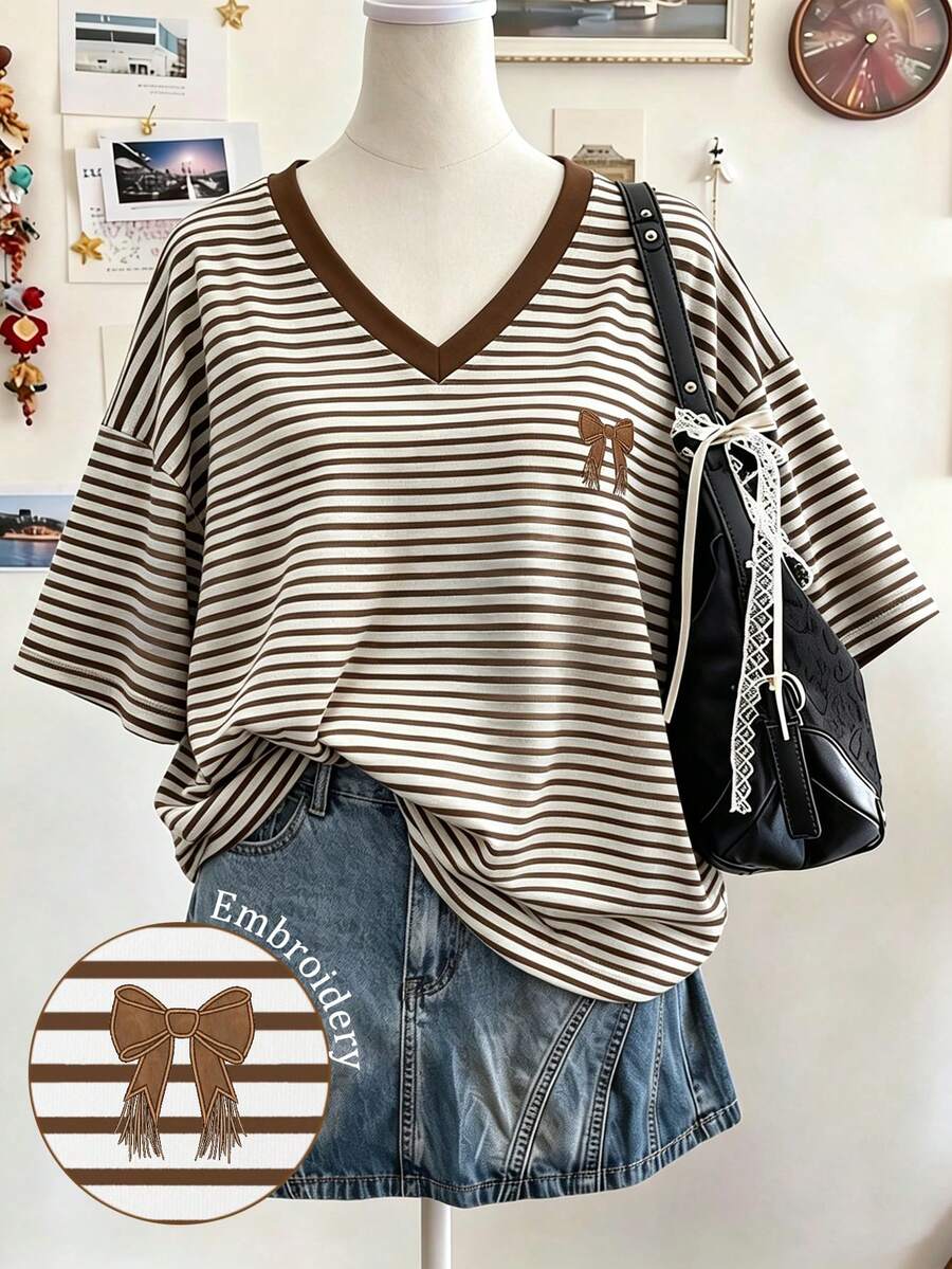 Lalippa 條紋數位印花蝴蝶結刺繡時尚簡約女款V領落肩T恤好友禮物 - 彩色 - 查看 1