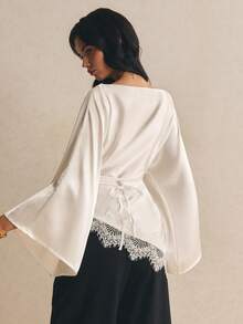 Poéselle Áo blouse nữ thanh lịch đi làm màu trơn tay chuông phối ren vạt bất đối xứng - trắng - Xem 3
