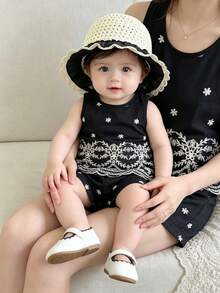 SHEIN Playful Pals 女婴藏蓝色无袖上衣，镂空爱心蝴蝶结设计，刺绣面料，时尚优雅，夏季儿童套装，搭配蕾丝遮阳帽，适合度假和通勤。 - 寶藍色 - 查看 10