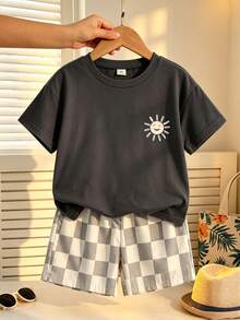 SHEIN Playful Pals 2件組男孩休閒時尚舒適圖案印花圓領落肩上衣與格紋印花短褲，適合春夏、戶外玩耍、日常穿著，柔軟夏季套裝，度假穿搭 - 深灰色 - 查看 6
