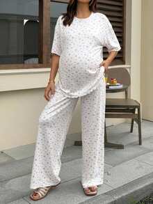 Dazy Maternity طقم نسائي من قطعتين للحمل، ملابس علوية بيضاء فضفاضة بأكمام قصيرة وبنطال طويل بنقشة زهور صغيرة متكررة، ملابس منزلية يومية للربيع والصيف - أبيض - مشاهدة 6