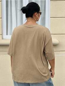 Dazy Plus 女款寬鬆大尺碼圓領字母印花圖案休閒棕色短袖T恤，適合春夏季 - 卡其色 - 查看 3