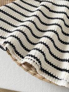 SHEIN Playful Pals 女嬰刺繡蝴蝶結條紋黑白羅紋領羅紋袖短袖休閒洋裝，適合居家休閒、戶外運動與派對，日常出遊完美選擇，夏季百搭 - 黑與白 - 查看 5