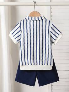 Souflis Souflis 2件組男童幼童套裝，男童套裝，夏季復古條紋紋理短袖 Polo 衫 + 休閒短褲 2 件組，上衣特點為翻領小 V 領設計，華夫格紋理針織條紋面料，復古色調並帶有內置紋理圖案；袖口帶有羅紋飾邊，下擺同樣帶有羅紋邊緣 - 藏蓝色 - 查看 2
