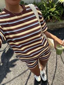 Veykashi 休閒極簡風粉色不對稱條紋學院風滿版印花大尺碼女款夏季圓領短袖T恤與條紋短褲休閒兩件套，適合春夏、度假、日常百搭 - 彩色 - 查看 2