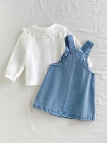 SHEIN Playful Pals 2件組女嬰米白色大領蕾絲飾邊鈕扣燈籠袖襯衫 + 水洗淺藍色愛心口袋碎花牛仔吊帶褲，休閒可愛甜美時尚優雅韓風套裝，適合夏季日常穿著、購物、上學、旅行、度假、公園及遊樂園 - 藍色 - 查看 2
