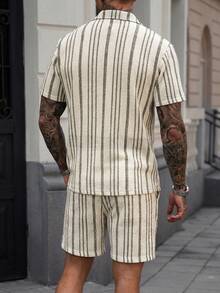 Manfinity CasualCool 男士條紋拼色單排扣短袖襯衫與短褲休閒日常套裝，適合儀式場合 - 米色 - View 2