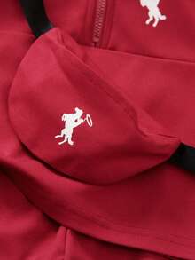SHEIN 幼童兒童2件組POLO短袖上衣套裝，兒童服飾套裝，整體淺米色，休閒風格，半拉鍊高領設計，側面黑色條紋裝飾，附贈配套斜背小包，包包與衣服均有黑馬圖案，下身為慢跑長褲，側面同樣有黑色條紋，整體簡約時尚，適合日常穿著 - 酒紅色 - 查看 3
