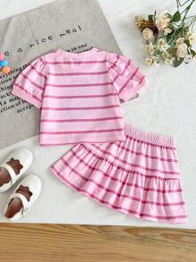 SHEIN Playful Pals 女嬰夏季韓系可愛滿版印花粉色蝴蝶結短袖針織上衣與粉色滿版印花蝴蝶針織裙裝，搭配粉藍條紋底色與俏皮熊圖案，甜美迷人。微喇裙襬增添動感，是女嬰夏季出遊與玩耍的可愛選擇。 - 粉色 - 查看 2