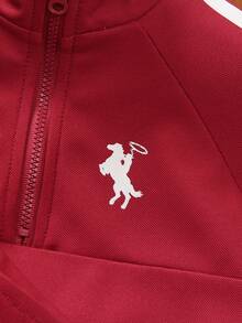 SHEIN 幼童兒童2件組POLO短袖上衣套裝，兒童服飾套裝，整體淺米色，休閒風格，半拉鍊高領設計，側面黑色條紋裝飾，附贈配套斜背小包，包包與衣服均有黑馬圖案，下身為慢跑長褲，側面同樣有黑色條紋，整體簡約時尚，適合日常穿著 - 酒紅色 - 查看 7