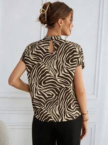 SHEIN Essnce Kemeja Wanita Kerah Tegak Kecil Motif Zebra Cokelat Cocok untuk Pakaian Sehari-hari, Hari Guru, Kantor, Musim Panas, dan Elegan - Coklat - View 2