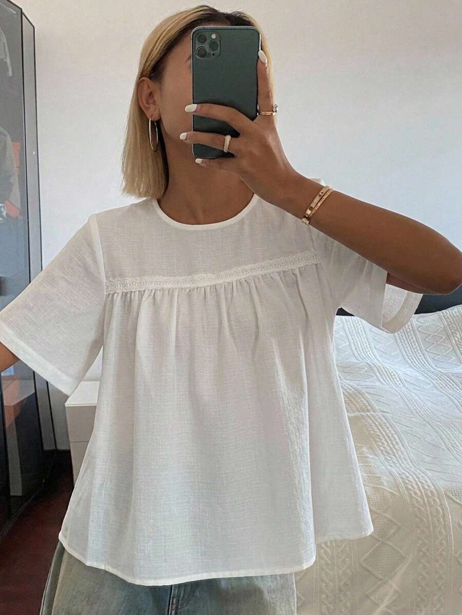 DAZY 女款純色寬鬆短袖圓領百褶休閒度假夏季襯衫上衣,適合校園穿著 - 白色 - 查看 1