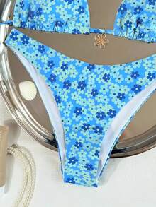 Swim Vcay 2026春夏三角杯藍色碎花印花高彈性金屬花飾高衩比基尼女款，性感可愛活力風，適合度假、泳池與海灘 - 藍色 - 查看 4
